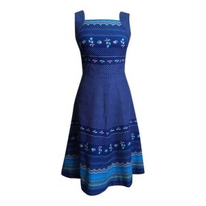 Abito smanicato anni '60 fatto a mano in cotone blu scuro con piccoli pois bianchi, fantasie colorate e fiori Taglia XS 34/36