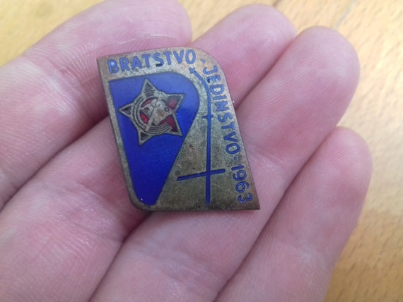 Communism red star hammer pin ! ORA Youth labour action Bratstvo Jedinstvo 1962
