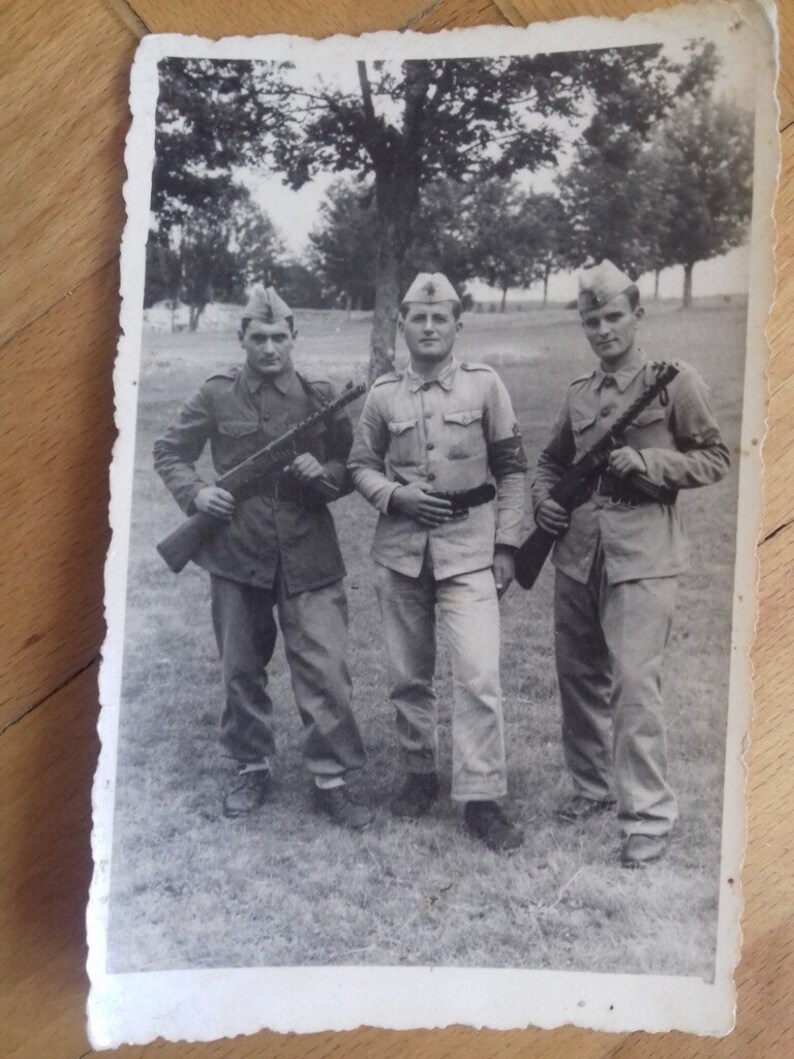 Soldiers Yugoslavia JNA Soldiers Partisans with machine gun