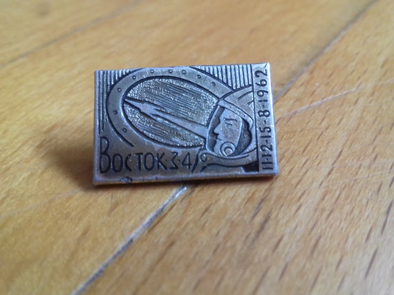 Vintage badge pin Soviet space program  Spaceship… - image 1
