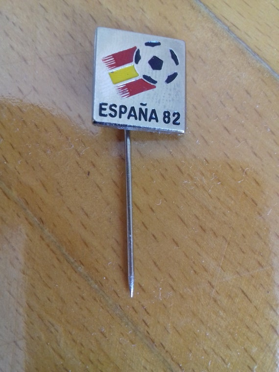 Vintage Espana 1982 World CUP Football Soccer Pin Pinback 