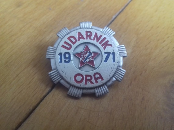 Communism red star hammer pin ! ORA Youth labour action Bratstvo Jedinstvo 1962