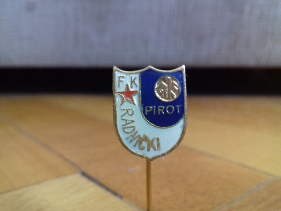 Vintage Pin Badge Football Club FC RADNICKI Pirot Serbia -  Israel