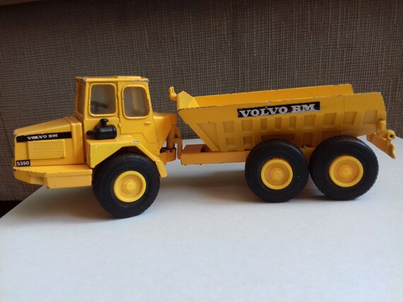 volvo dump truck toy