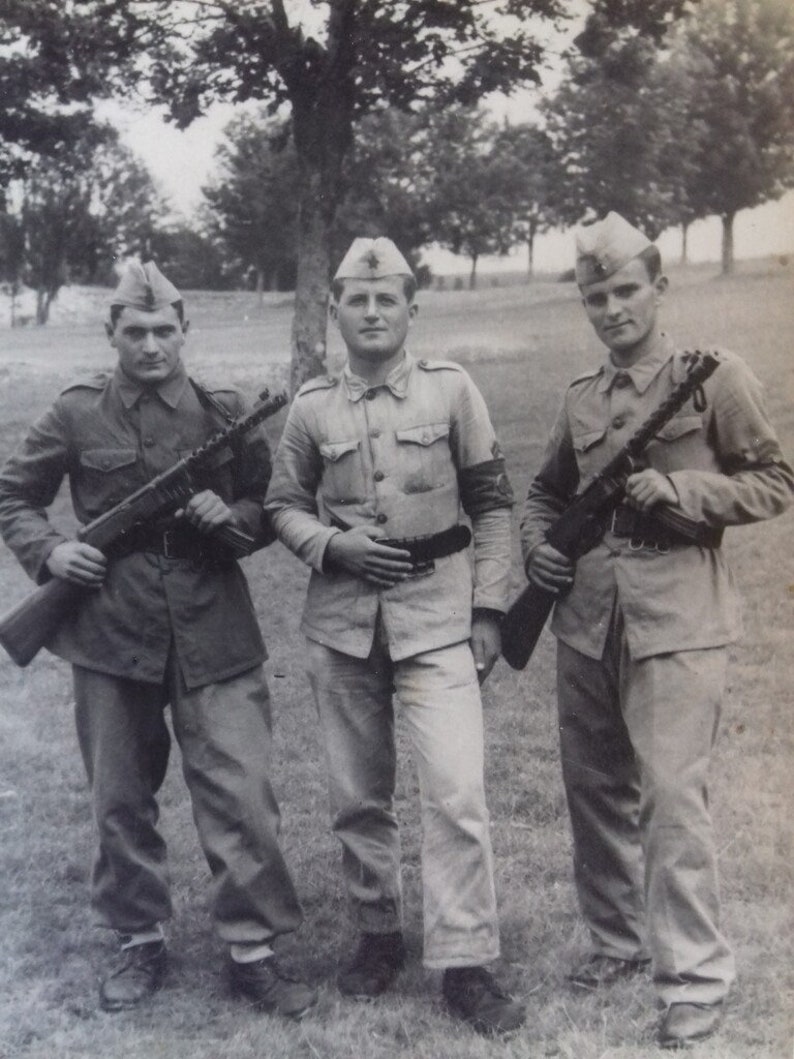 Soldiers Yugoslavia JNA Soldiers Partisans with machine gun