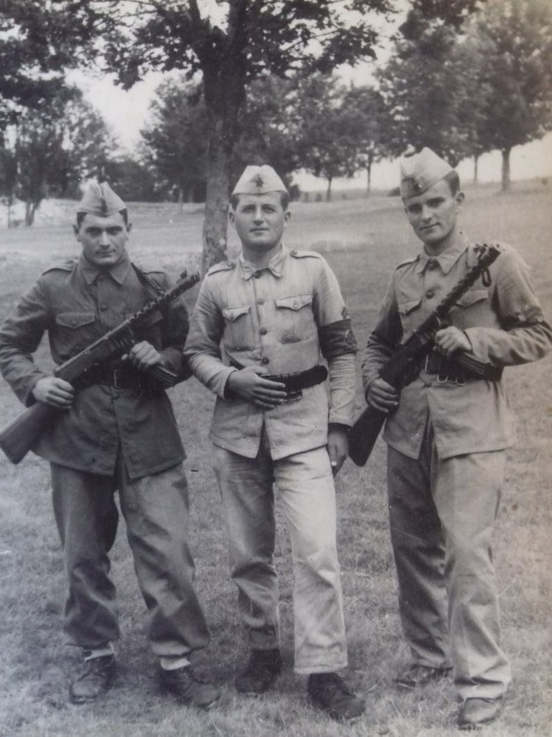 Soldiers Yugoslavia JNA Soldiers Partisans with machine gun