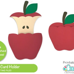 Puede incluir: Un porta tarjetas de regalo de manzana roja con un mordisco. El soporte est&aacute; hecho de papel y tiene una hoja verde en la parte superior. El texto "Apple Gift Card Holder" y "DIGITAL CUTTING FILES" est&aacute; impreso debajo de la manzana. El texto "PrintableCuttable Creatables" est&aacute; impreso en la esquina inferior derecha de la imagen.