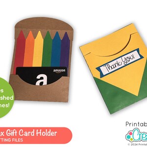 K&ouml;nnte beinhalten: Eine druckbare, ausschneidbare Vorlage f&uuml;r einen Geschenkkartenhalter in Form einer Crayon-Box. Die Vorlage enth&auml;lt eine braune Box mit einem Geschenkkartenschlitz und einem Regenbogen aus Buntstiften. Die Box ist ge&ouml;ffnet, um eine Geschenkkarte mit dem Amazon-Logo zu zeigen. Die Vorlage enth&auml;lt auch eine separate Dankeskarte mit gelbem Hintergrund, gr&uuml;nem Dreieck und blauem Banner.