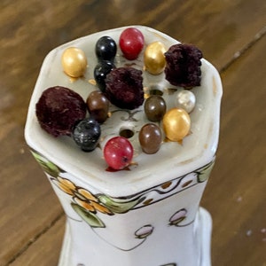 Vintage Har Pin Holder/Porcelain Made in Japan/Vintage Hat Pins/Women‘S Accessories/1960’s Ladies Hats