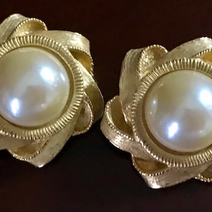 Vintage clip on earrings 1970&#39;s/Women’s accessories/Vintage attire