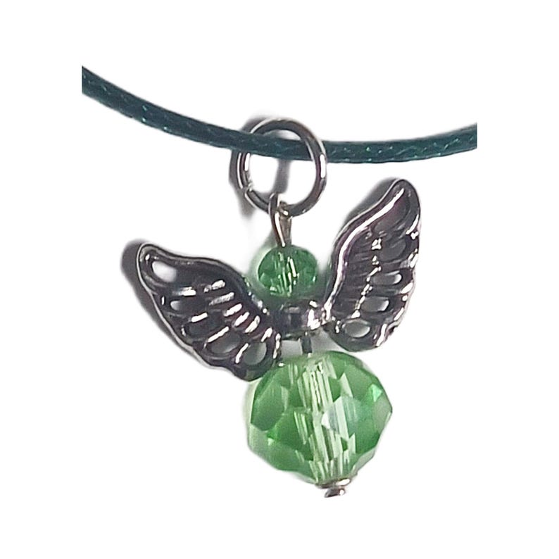 Puede incluir: Un amuleto de &aacute;ngel de plata con alas de cristal verde y un cuerpo de cristal verde. El amuleto est&aacute; unido a un cord&oacute;n negro.