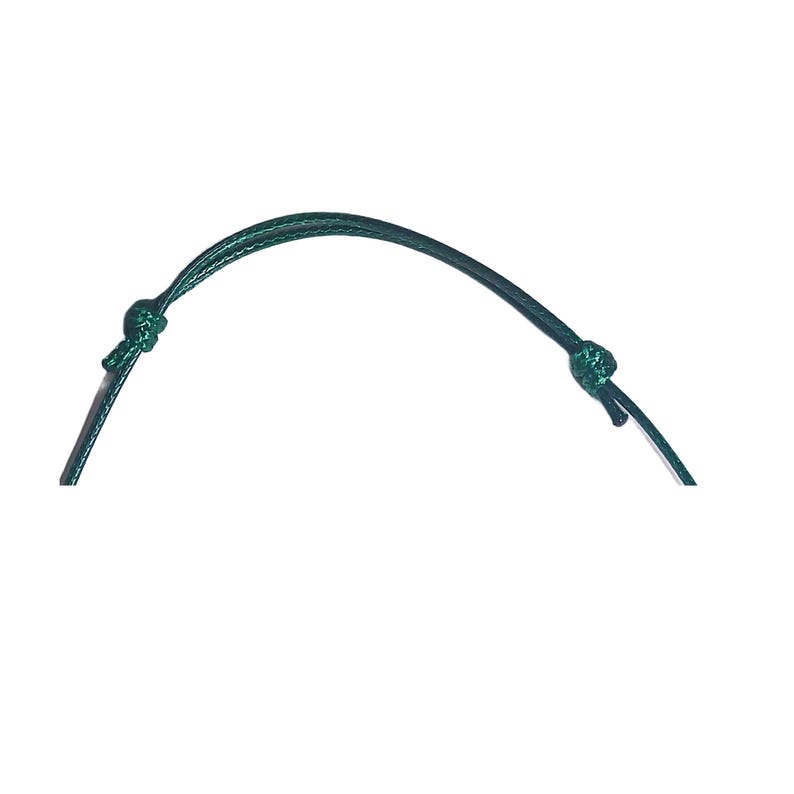 Puede incluir: Un cord&oacute;n verde oscuro con dos nudos en cada extremo.