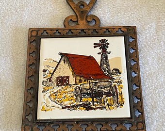 Onderzetter van gietijzer en keramische tegels - koperafwerking - Keramische tegels met landelijke boerderijscène - vintage
