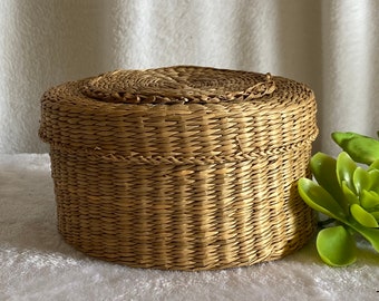 Sweet Grass Basket with Lid - Round -  Boho, Farmhouse, Earthy, Neutral - Vintage