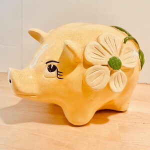 Oh, abbiamo trovato un tesoro! Salvadanaio vintage giallo, maialino in gesso stile Flower Power anni '60, decorazione retrò per la cameretta, regalo anni '70.