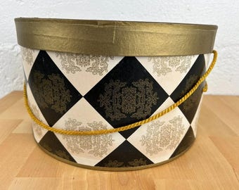 Caja para sombreros vintage Ethel Atkins Boston Harlequin, con diseño retro de rombos, en dorado, negro y blanco, grande y redonda, para colección de sombrerería MCM.