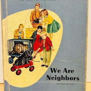 Könnte beinhalten: Vintage Kinderbuchcover mit dem Titel "We Are Neighbors" mit Illustrationen von Kindern, Haustieren und einem roten Wagen. Das Cover ist hellblau mit einem gelben kreisförmigen Design und Text.