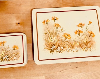 Zestaw podkładek i podstawek Vintage M&S St Michael, dekoracja stołu w stylu retro z pomarańczowymi kwiatami, brytyjska kuchnia lat 70., jadalnia w stylu Cottagecore