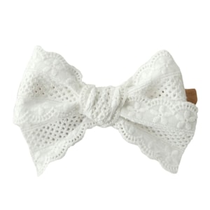 Weiß Eyelet Baby Bow Stirnband: Neugeborene Tauf Haarschmuck