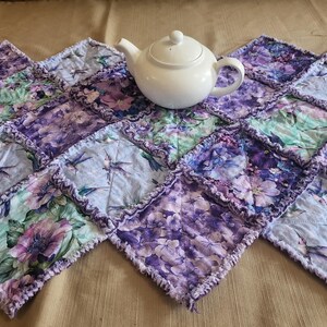 Chemin de table extra large en V avec losanges, colibris et fleurs, 24 x 45 po. Bleu sarcelle, rose, violet, bleu
