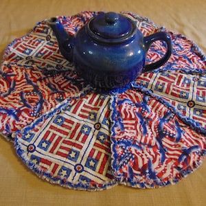 Patriotic Americana Flags & Eagles 20&quot; Rag Quilt Candle Mat Peça central de mesa