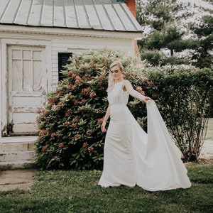 Elegant Wedding Dress with Detachable Train image 2