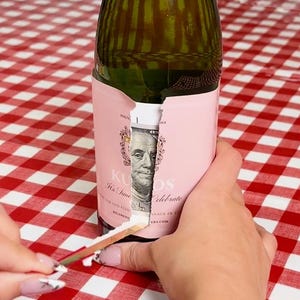 Esconde dinero tras etiquetas de botellas elegantes: Regalo de dinero
