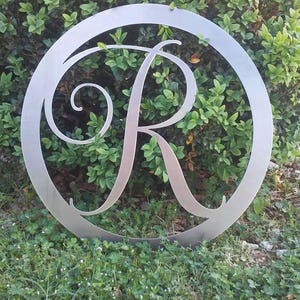 Letrero de metal con monograma circular personalizable de 24 pulgadas - Letrero de letras de acero personalizado para decoración del hogar - Metal desnudo o con revestimiento en polvo - Montaje