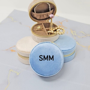 Scatola di gioielli Monogram, regalo damigella d'onore, scatola di gioielli piccoli in velluto, scatola di gioielli, custodia per gioielli personalizzata, scatola dell'anello personalizzata, custodia per gioielli arrotondata