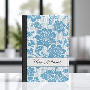 Personalisierter Reisepasshalter für Frauen, Elegantes Spitzendesign mit Namen, Reiseportemonnaie Geschenk für Sie, Brautjungfern Geschenk für Mütter, Abschluss
