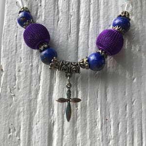 Collar de cruz con cuentas azul y púrpura imagen 1