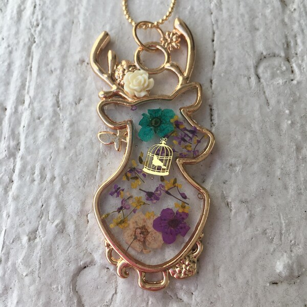 Collier floral de cerf - charme de résine, cadeau pour elle, fleurs séchées, one of a kind, collier mignon, bijoux de nature, collier d’or, bijoux en résine