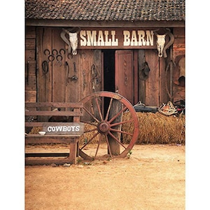 Könnte beinhalten: Eine rustikale Holzscheune mit einem Schild, auf dem "SMALL BARN" steht. Vor der Scheune steht ein hölzernes Wagenrad und eine Holzbank mit der Aufschrift "COWBOYS".