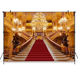 Puede incluir: Una gran escalera con una alfombra roja que conduce a una gran lámpara de araña ornamentada en un entorno de palacio dorado y blanco.