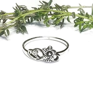 Flower Ring~Silver Flower with Winding Vine Ring~Dainty Sterling Flower Ring~Pinky Flower Ring~Flower Jewelry Gift for Daughter~Floral Ring