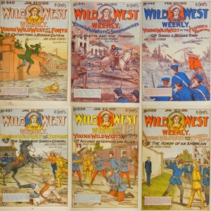 Pu&ograve; includere: Una collezione di sei copertine di fumetti vintage di Wild West Weekly di gennaio e febbraio 1915. Ogni copertina presenta una storia diversa su Young Wild West, con illustrazioni di cowboy, nativi americani e soldati. Le copertine sono in buone condizioni, con qualche segno di usura.