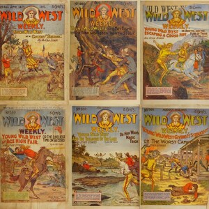 Pu&ograve; includere: Una collezione di sei copertine di fumetti vintage di Wild West Weekly. Ogni copertina presenta un'illustrazione diversa di cowboy, cavalli e scene d'azione. Le copertine sono stampate a colori e hanno un aspetto ingiallito e invecchiato.