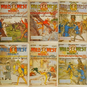 Pu&ograve; includere: Sei copertine di fumetti vintage di Wild West Weekly di novembre e dicembre 1914. Ogni copertina presenta un'illustrazione diversa di un giovane in un ambiente western. Le copertine sono in buone condizioni con qualche segno di usura.