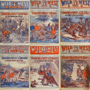 Pu&ograve; includere: Un collage di copertine di riviste vintage che presenta sei numeri di "Wild West Weekly" con illustrazioni di cowboy, nativi americani e scene drammatiche. Le copertine presentano titoli come "La sorpresa di Young Wild West" e "Il coraggio di Young Wild West".