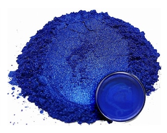 Op de afbeelding: Een hoop felblauw metallic pigmentpoeder. Het poeder zit in een klein, rond bakje.