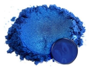 Op de afbeelding: Een close-up van een hoop blauwe micapoeder. Het poeder is een diep, rijk blauw met een lichte glans. Het wordt gebruikt om kleur en glans toe te voegen aan epoxyhars, verf en andere knutselprojecten.