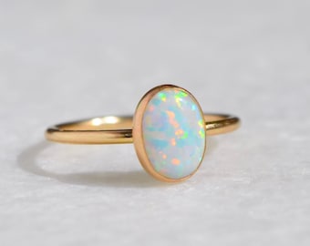 Gold Opal Ring, Oval Opal Ring, zierlicher Opal Ring, Opal Solitär, Oktober Geburtsstein
