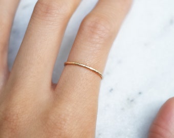 Anillo de oro macizo de 14KT, anillo de plata de ley, anillo de apilamiento fino, anillo delicado, anillo martillado, anillo threadbare