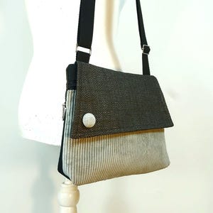 Kleine Umhängetasche, Geschenk für Veganerin, Stoff Handytasche, Handgemachte kleine Tasche, Minimalistische lila grüne Clutch, kostenloser Versand