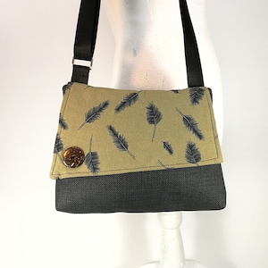 Bolso bandolera pequeño, Precioso bolso de noche suave, Bolso con estampado de plumas grises, Regalo para mujer vegana, Clutch de noche minimalista, Envío gratis
