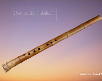 Flauta shakuhachi Nan Xiao de bambú en clave de sol con raíz, instrumento de madera natural marrón.