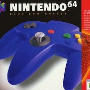 Könnte beinhalten: Ein blauer Nintendo 64-Controller mit dem Text "Nintendo 64" und "Blue Controller" auf der Verpackung. Der Controller hat einen grauen Analogstick, einen roten Knopf, einen grünen Knopf und einen gelben Knopf.