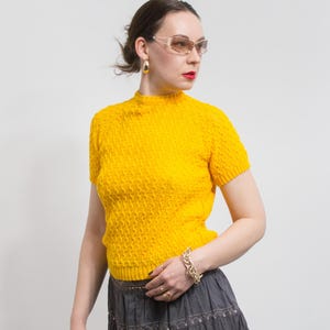 Vintage 70er Jahre gelbes Strick Top | kurzärmliger Pullover | Kunstwollbluse | Damengröße S