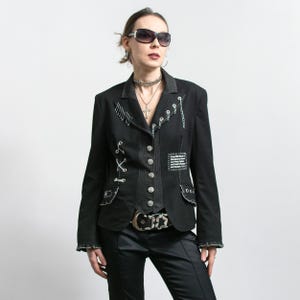 Chaqueta de estilo vanguardista con cadena y tachuelas personalizadas, talla XL.