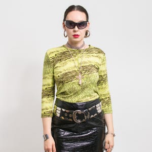 Blusa elástica con estampado abstracto Y2K / Top ajustado verde vintage de los años 2000 / Camisa ajustada de manga 3/4 / Talla L de mujer